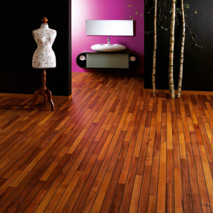 Puidust põrand kaasaegse sisustusega ruumis