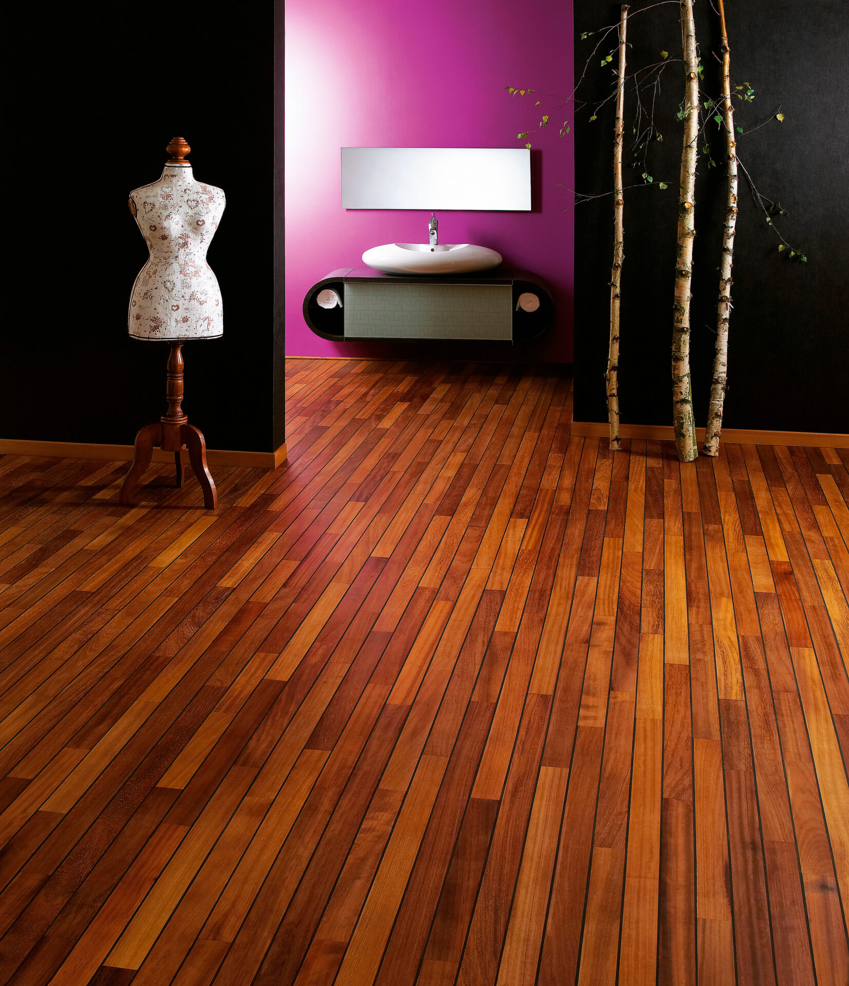 Puidust põrand kaasaegse sisustusega ruumis