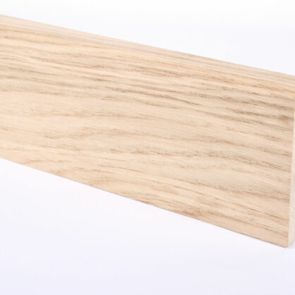 Puidust põrandaliist hele tekstuuriga puit.