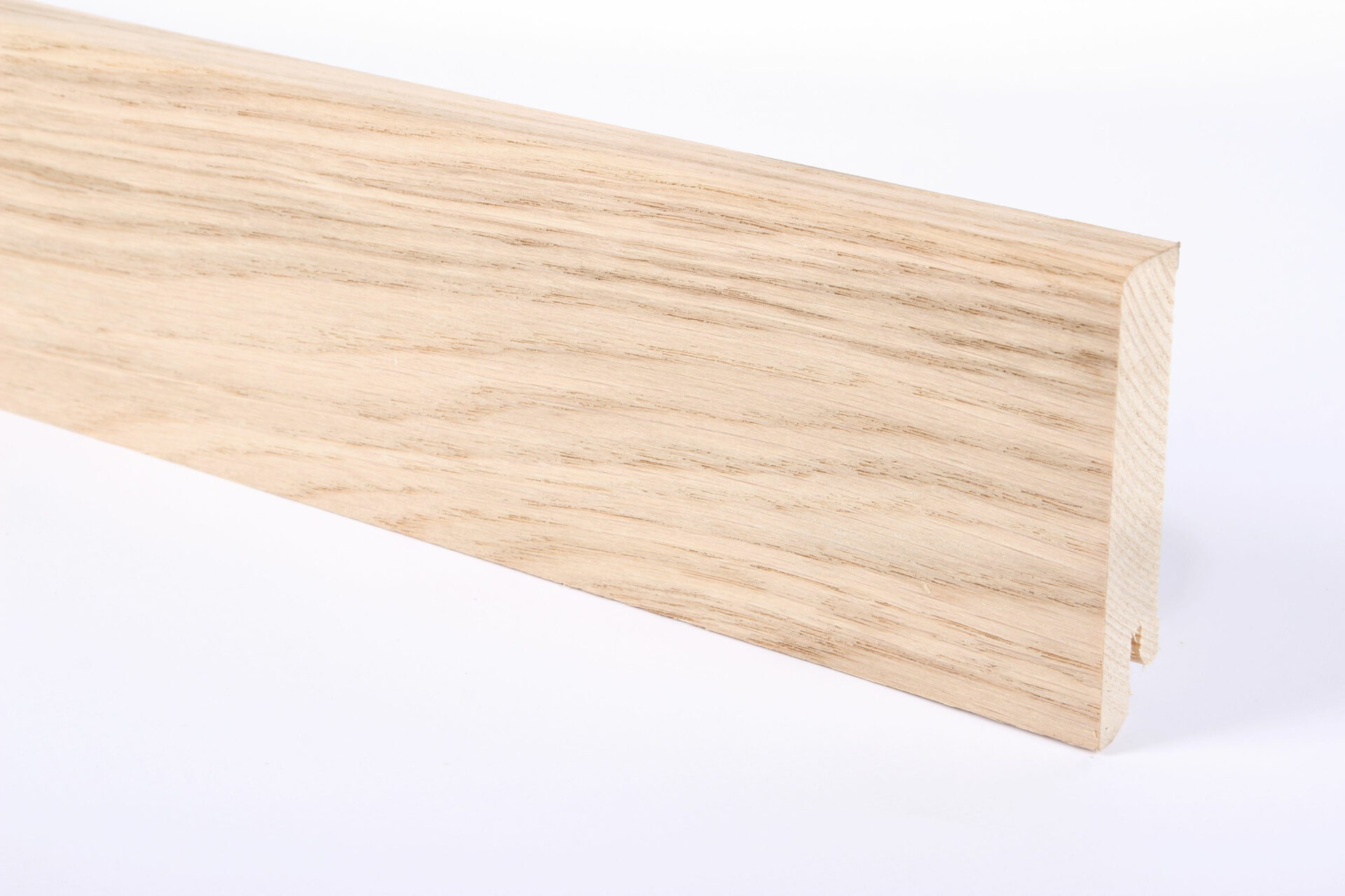 Puidust põrandaliist hele tekstuuriga puit.