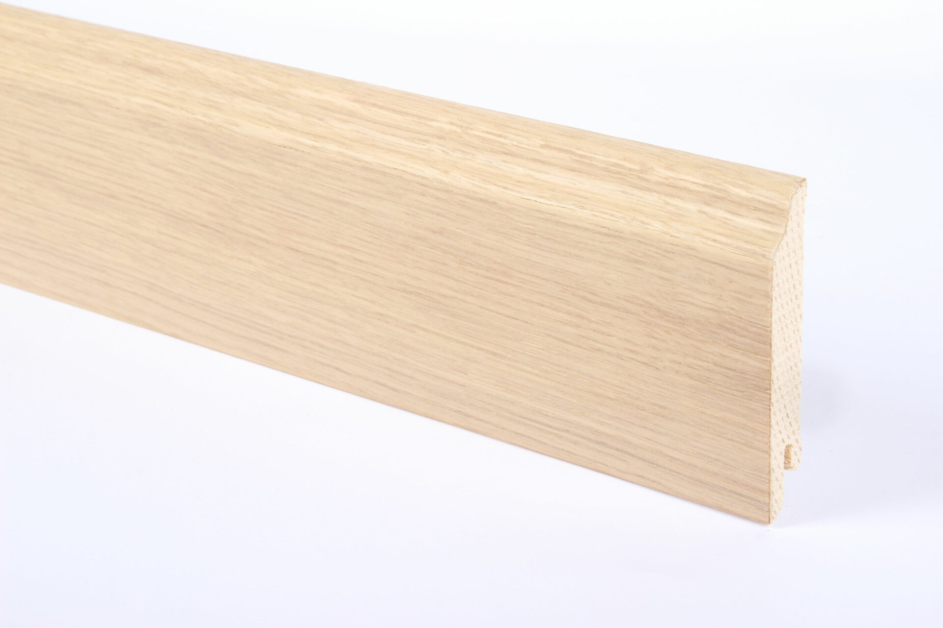 Puidust põrandaliist hele tamme toonis