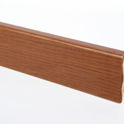 Puidust põrandaliist pruuni viimistlusega siseinterjööri