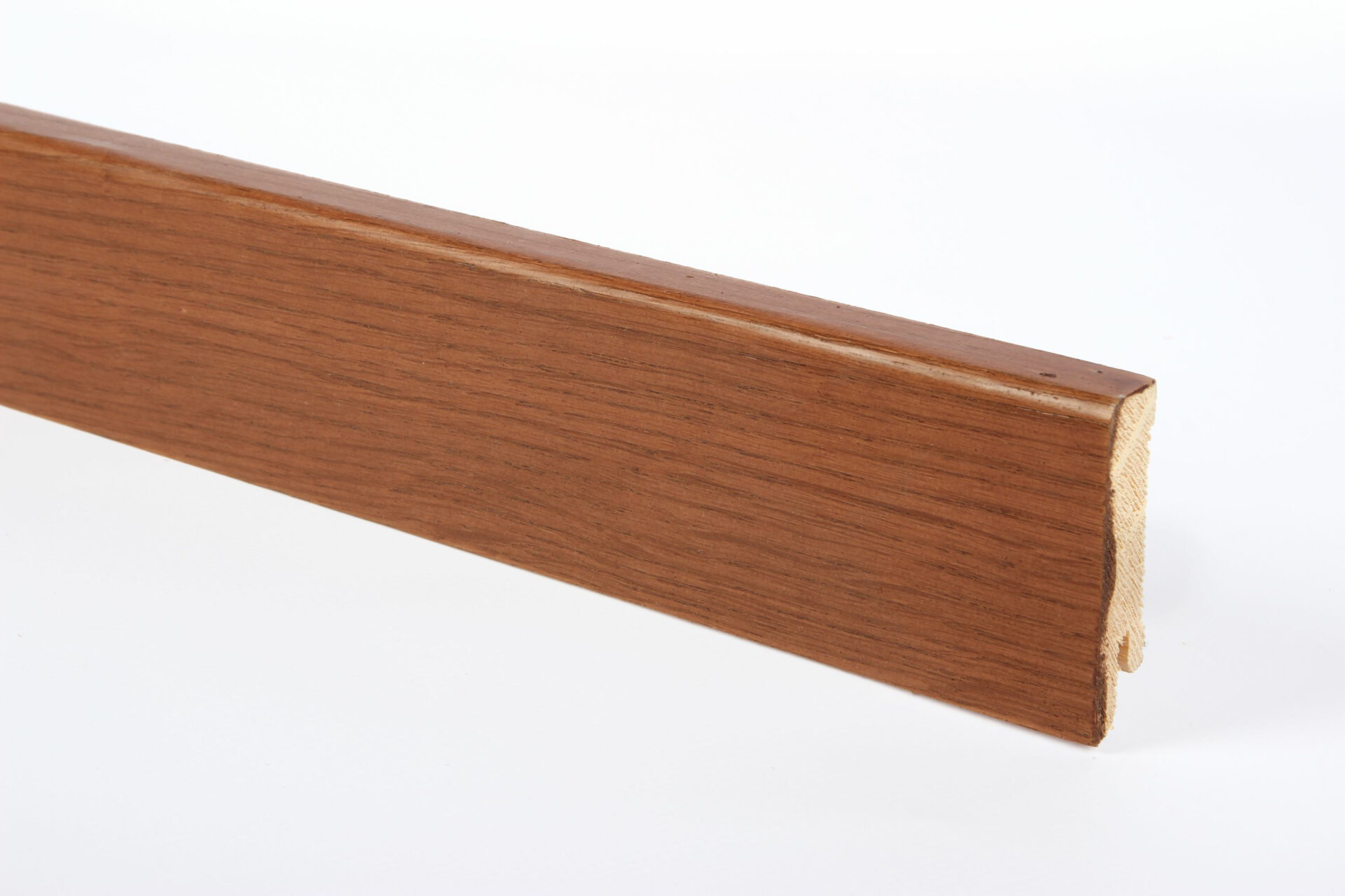 Puidust põrandaliist pruuni viimistlusega siseinterjööri