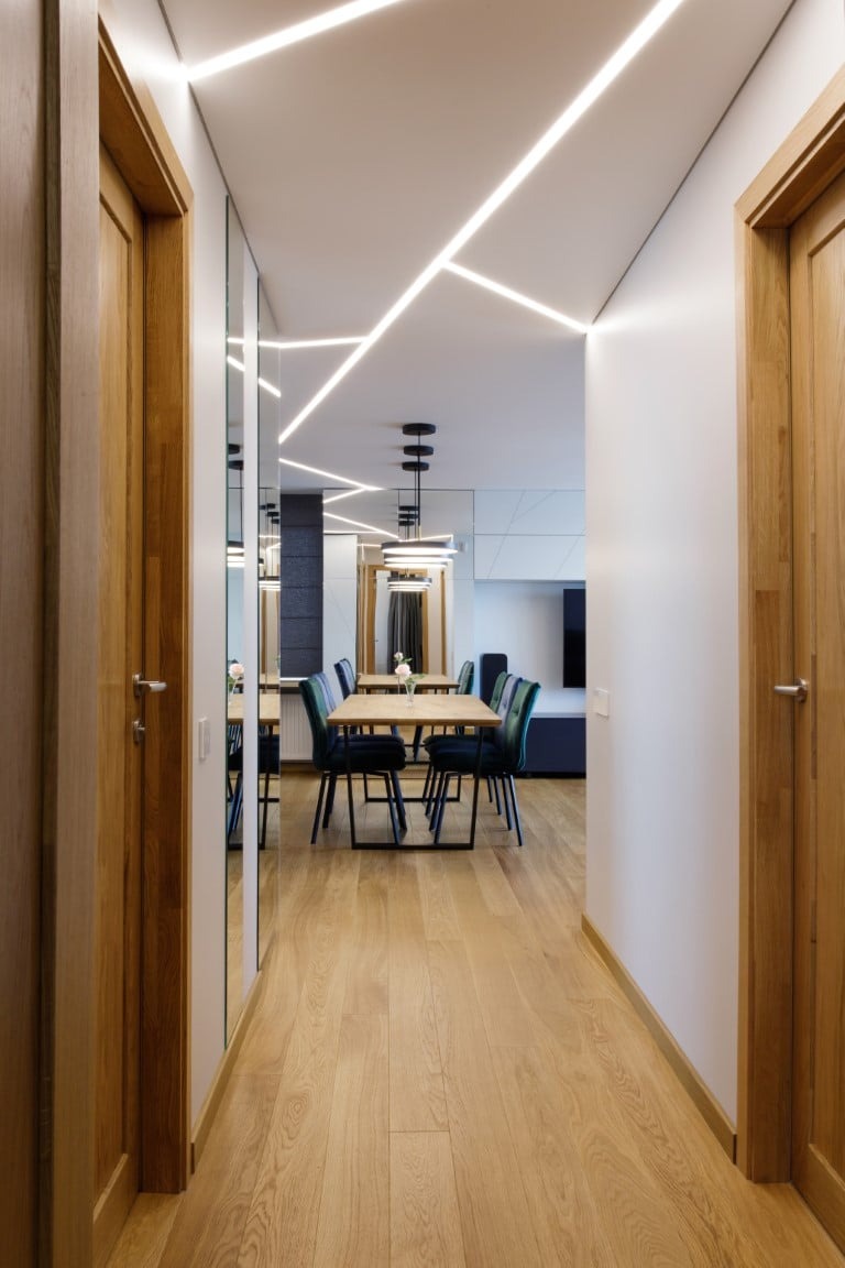 Puitraamiga koridor kaasaegne sisustus valgusstripiga.