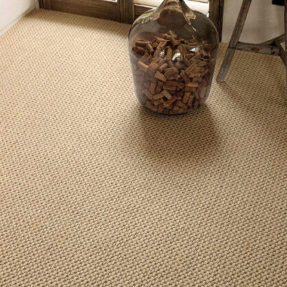 Sissepääsukorkide purk beežil vaibal põrandal