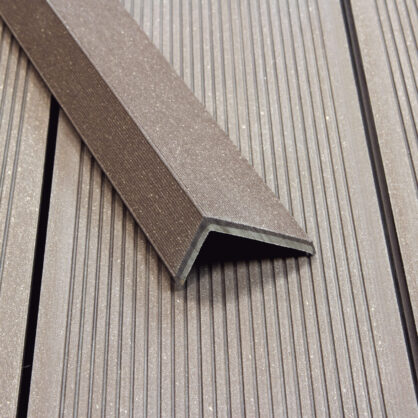 Nurkliist pruunil terrassil nähtaval võttenurgal.