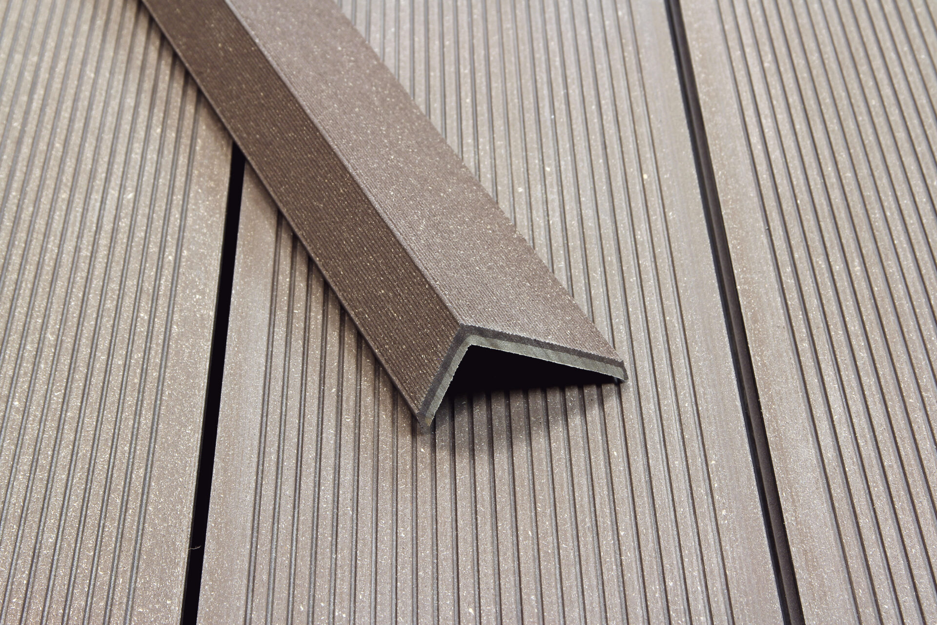 Nurkliist pruunil terrassil nähtaval võttenurgal.