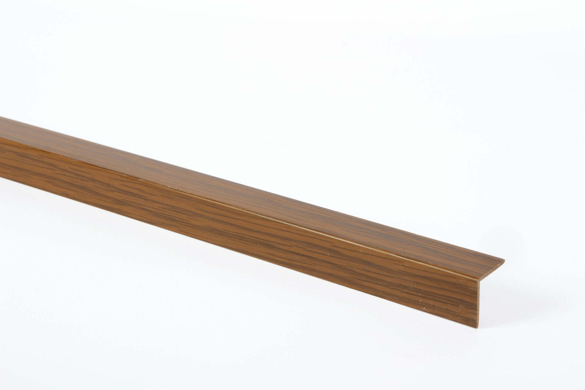 Puidumustriga nurgaliist dekoratiivseks seinakaunistuseks