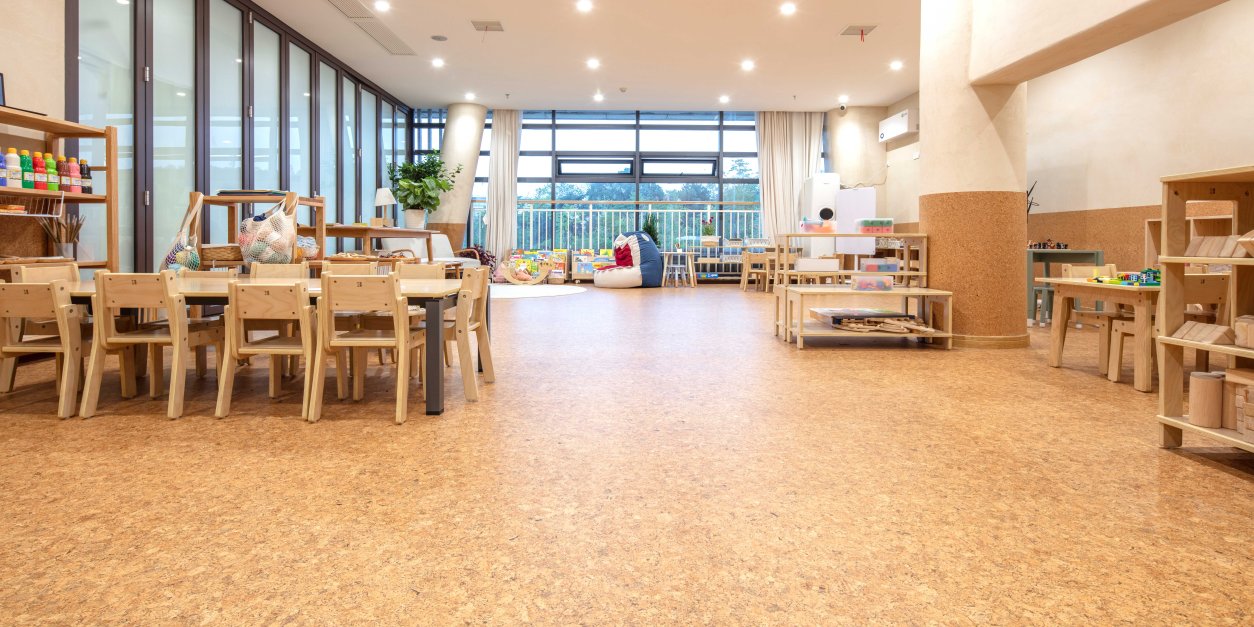 Ruumikas ja valgusküllane laste mängutuba sisustus