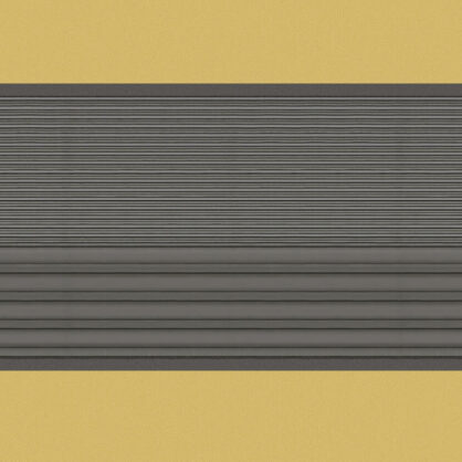 Hall metallist garaažiuks helekollasel taustal.