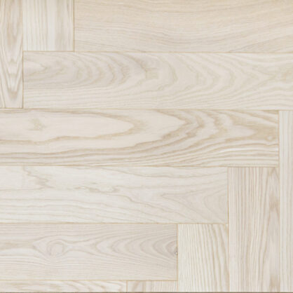 Hele kiviplaatidega põrand vaoshoitud mustriga.