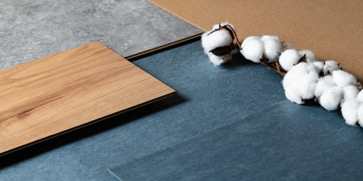 Puuvillatupsud ja erinevad põrandamaterjalid laual