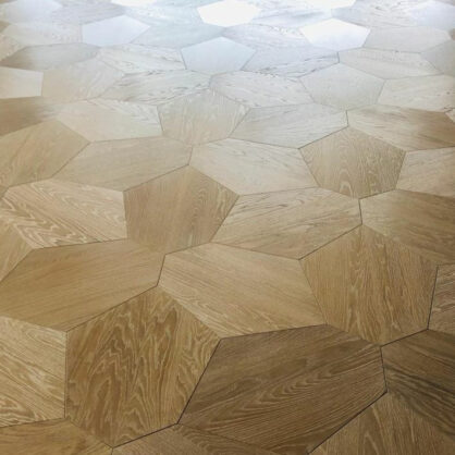 Puidust geomeetriline parkettpõrand kaasaegses eluruumis