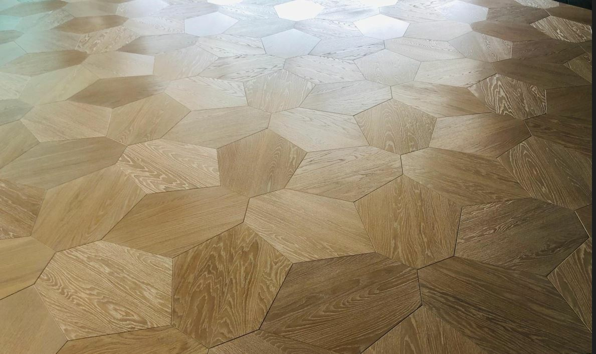 Puidust geomeetriline parkettpõrand kaasaegses eluruumis