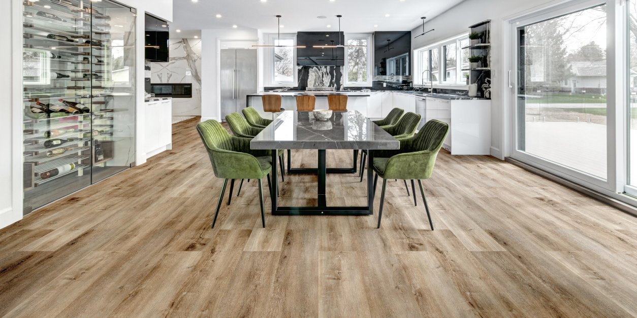 Moodne söögituba puidust põrandaga ja roheliste toolidega