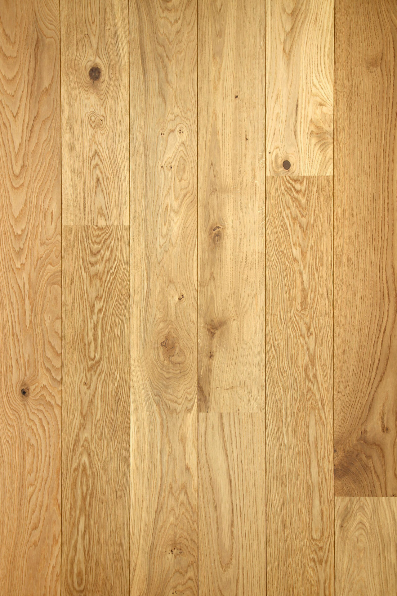 Puidust põrand loodusliku mustriga valgustusega.