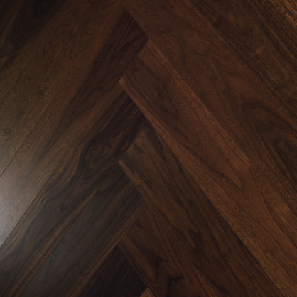 Tume puitpõrand kalasabamustriga lähedalt vaadatuna.