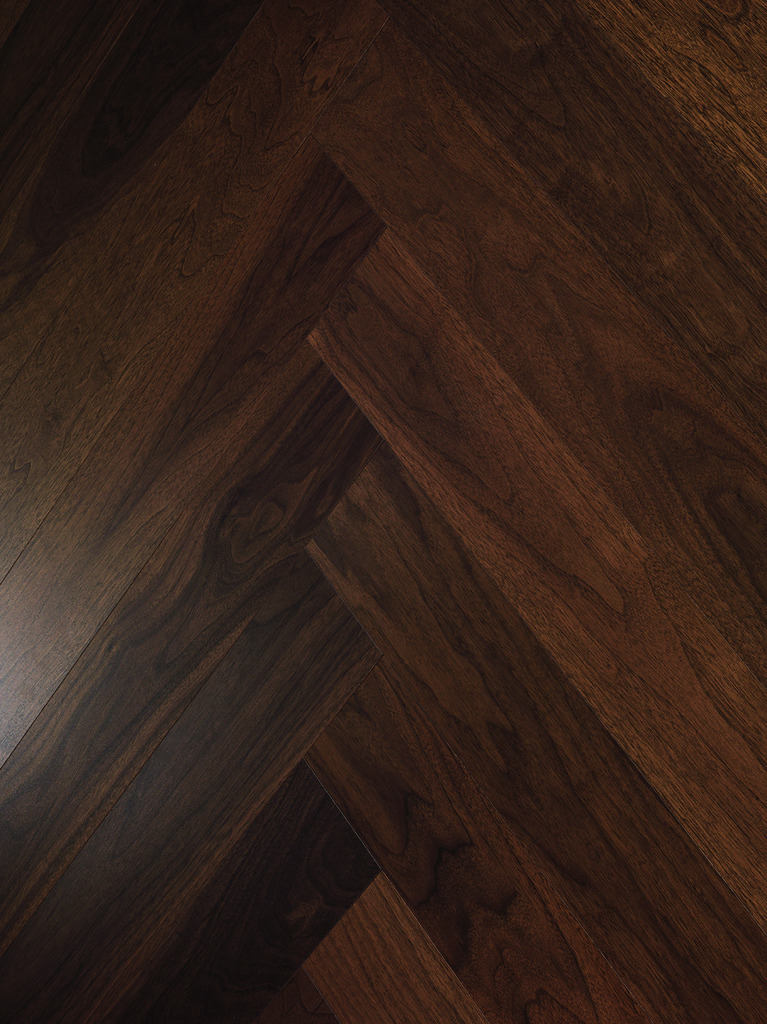 Tume puitpõrand kalasabamustriga lähedalt vaadatuna.