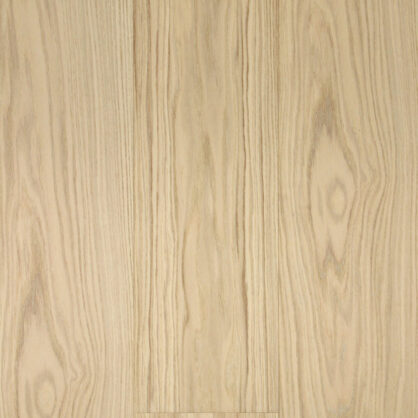 Hele tammeparkett kauni mustriga põrandakate.