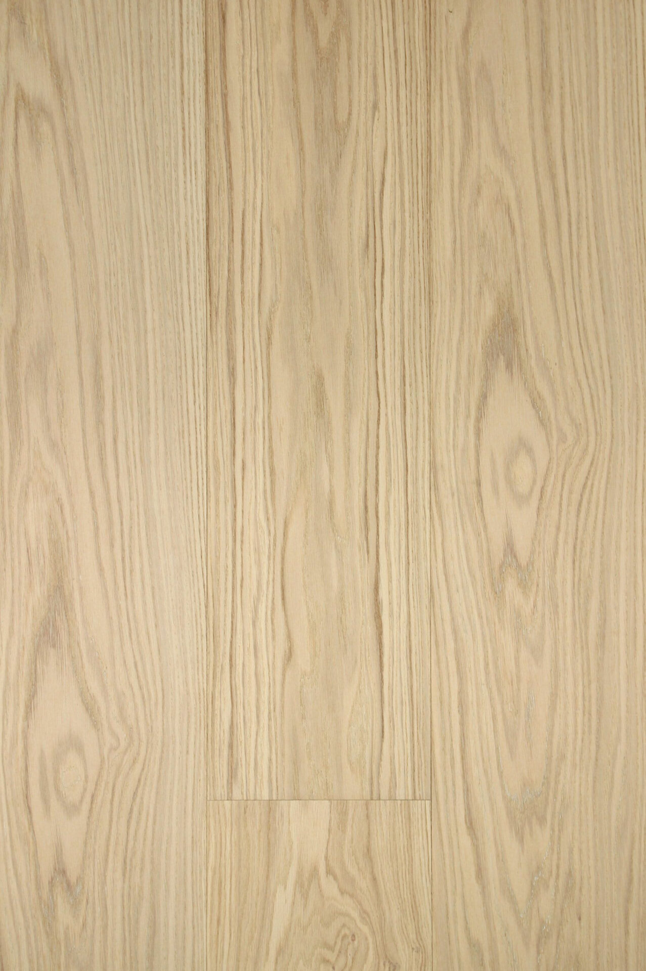 Hele tammeparkett kauni mustriga põrandakate.