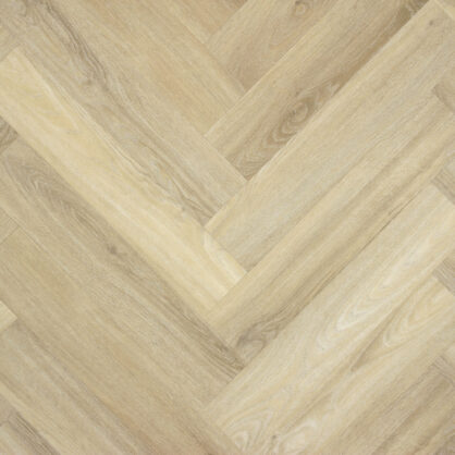 Hele puidust kalasabamustriga parkettpõrand toas Eestis