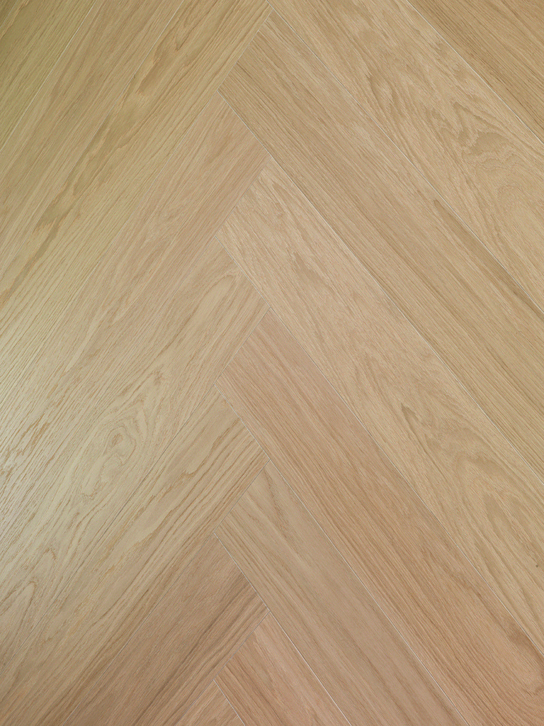 Puidust kalasaba parkett helepruunid toonid