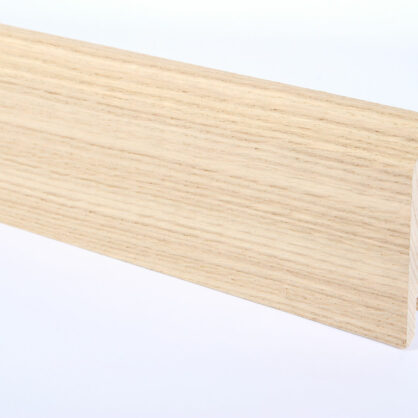 Puidust põrandaliist hele puit sile pind