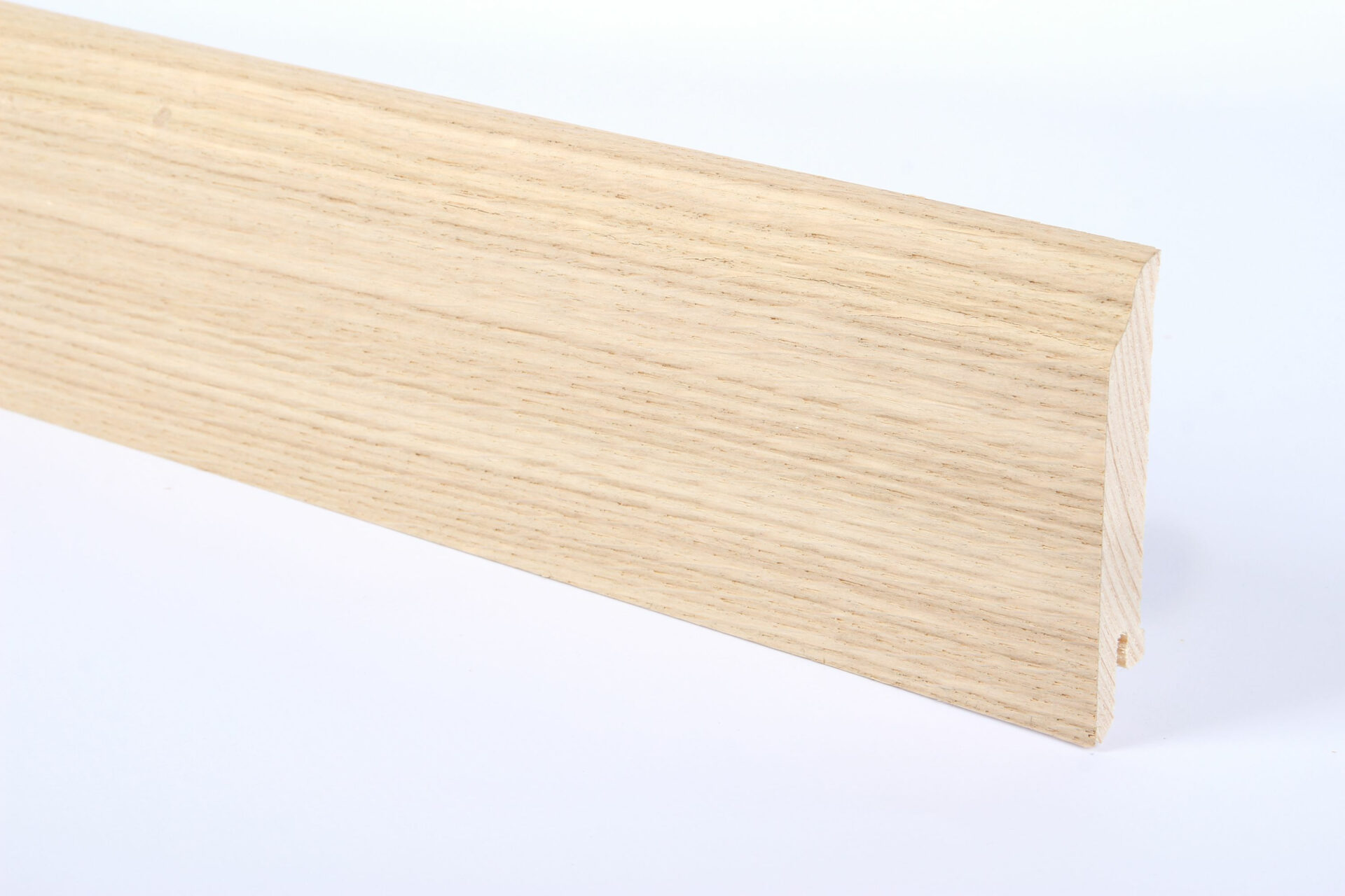 Puidust põrandaliist hele puit sile pind