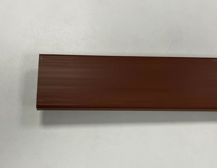 Pruun metallist dekoratiivlaud valgel taustal.