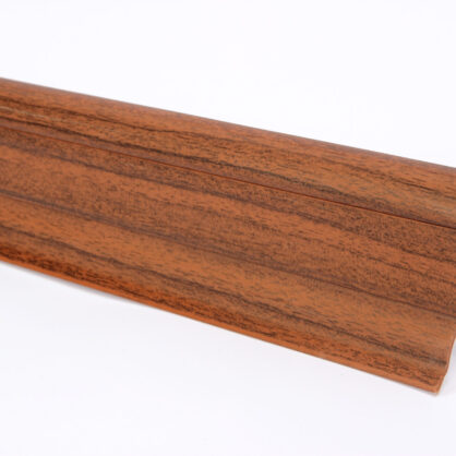 Puidust põrandaliist puidusüüga helepruun värv