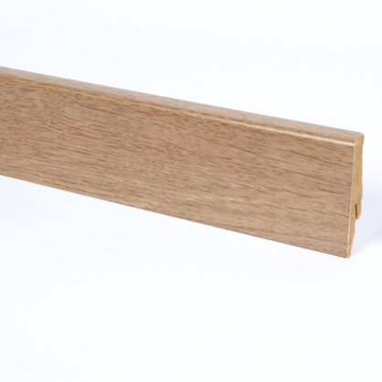 Puidust põrandaliist hele tamme tooniga.