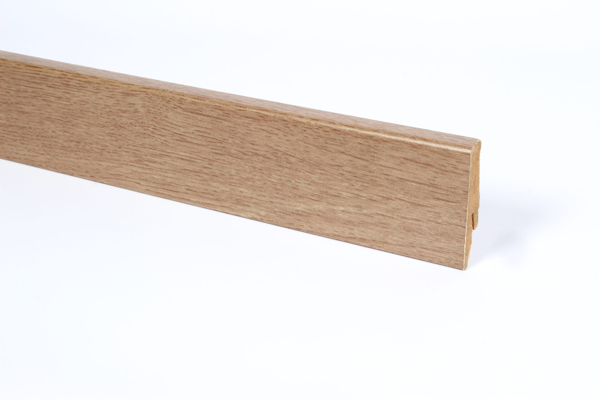 Puidust põrandaliist hele tamme tooniga.