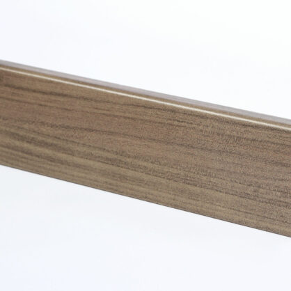 Pruuni puidu viimistlusega põrandaliist valgel taustal