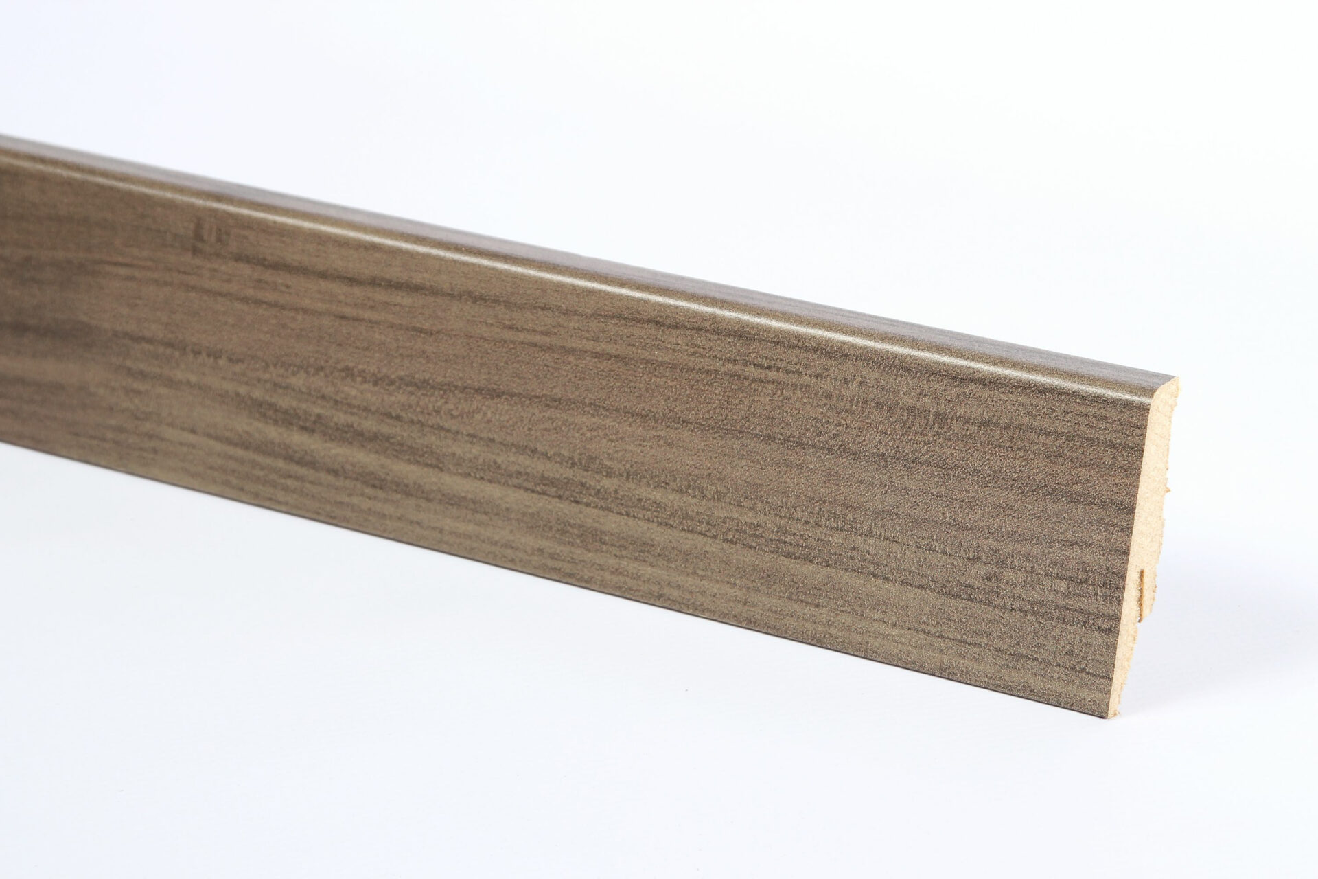 Pruuni puidu viimistlusega põrandaliist valgel taustal