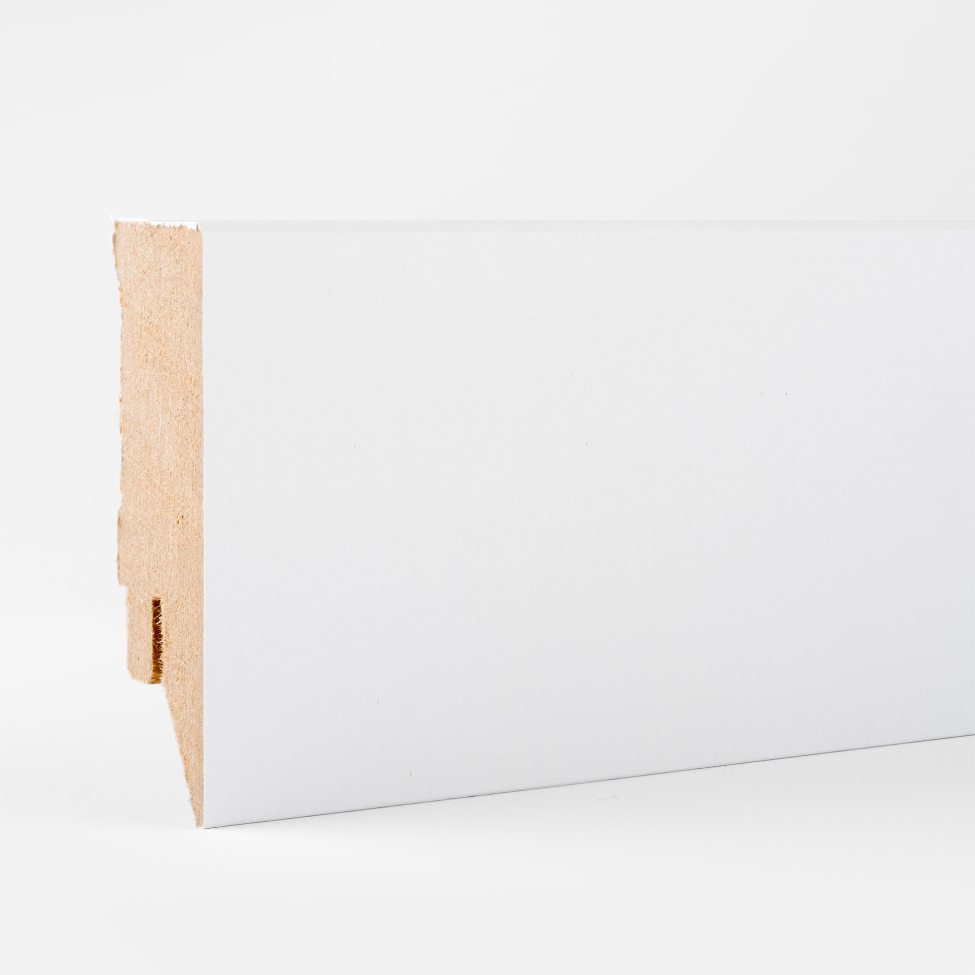 Valge MDF põrandaliist minimalistlikus stiilis.