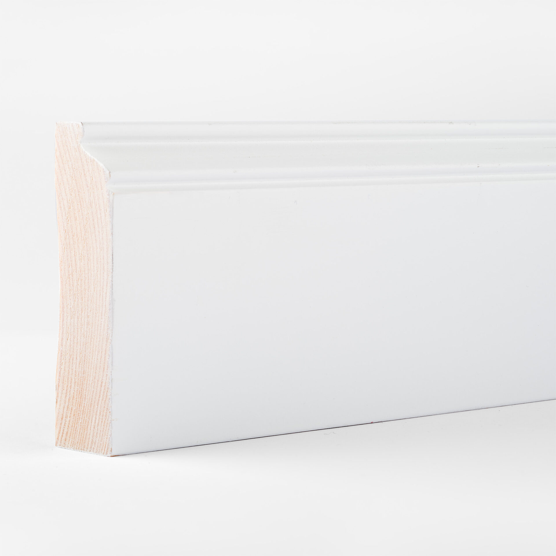 Valge puidust liist seina viimistlemiseks