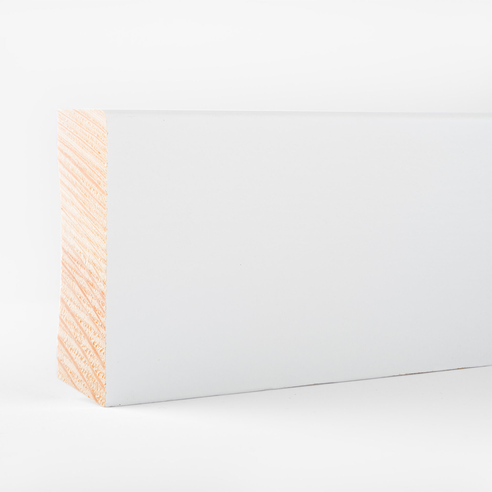 Valge värvi puidust plokk ehituseks kasutatav