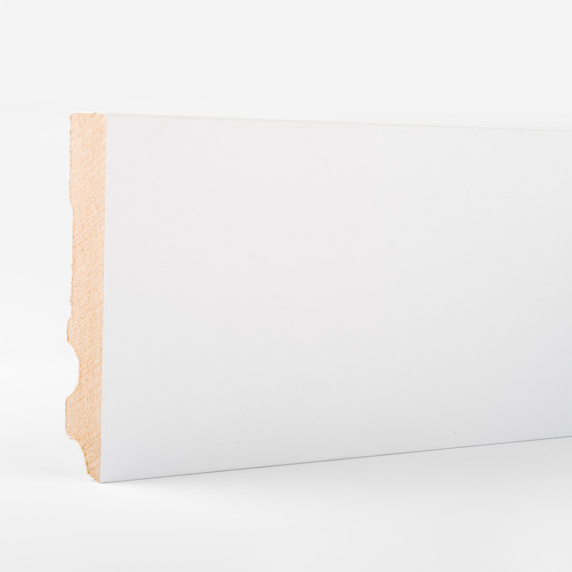 Valge MDF põrandaliist puidust viimistletud servaga.