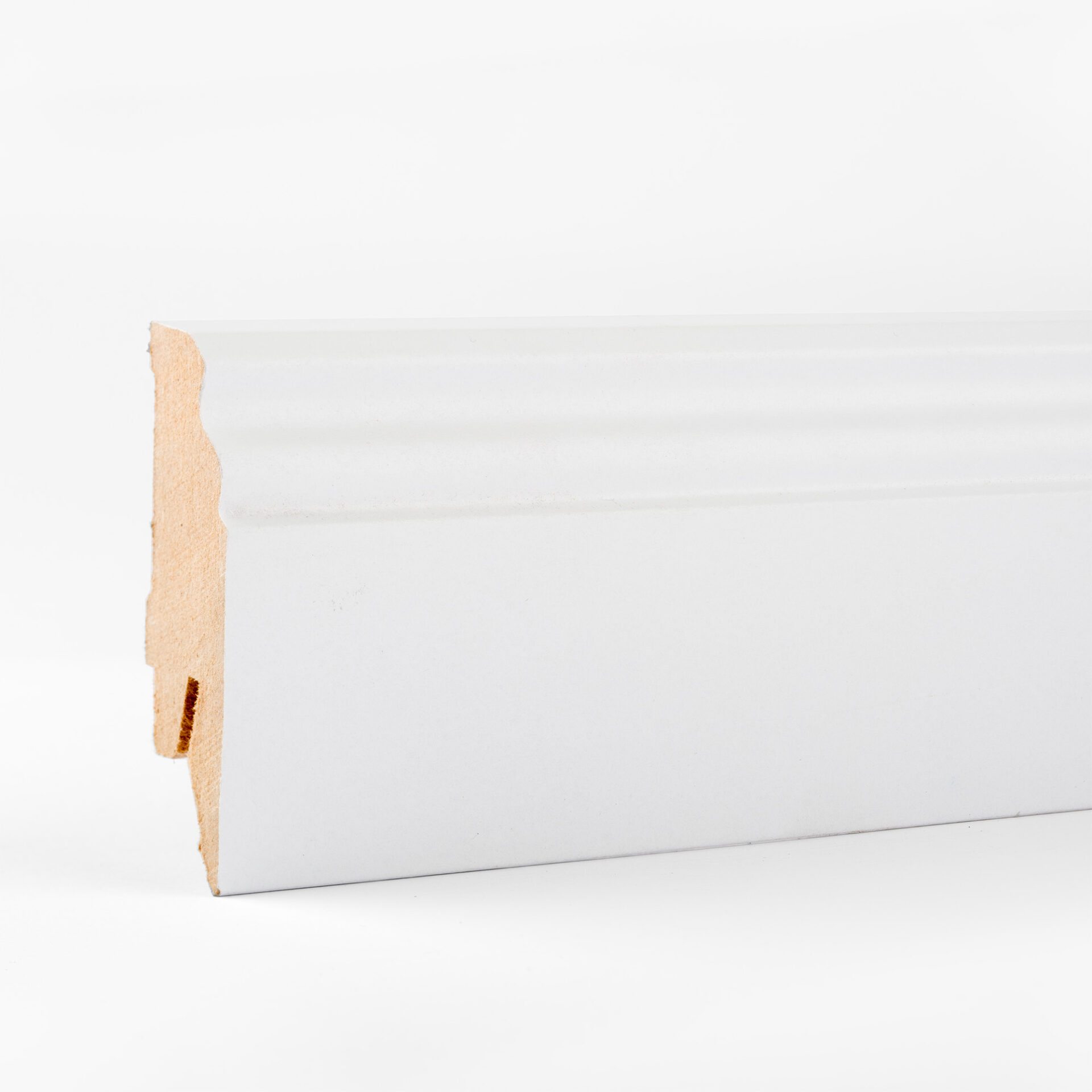 Valge puitlaud dekoratiivse servaga profiil