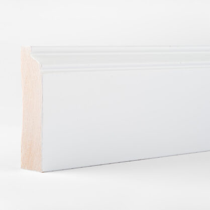 Valge puidust põrandaliist külgvaates pildil.