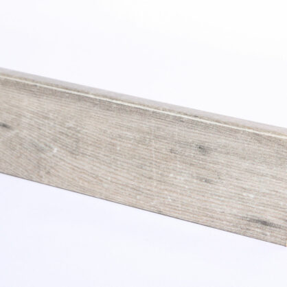 Puitliist hall puiduimitatsioon põrandaliist sisekujundus.