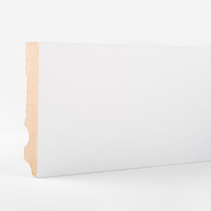 Valge MDF põrandaliist puhta viimistlusega.