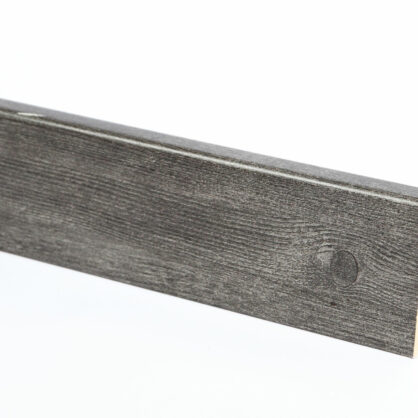 Tume puidust põrandaliist kaasaegses stiilis lähedalt.