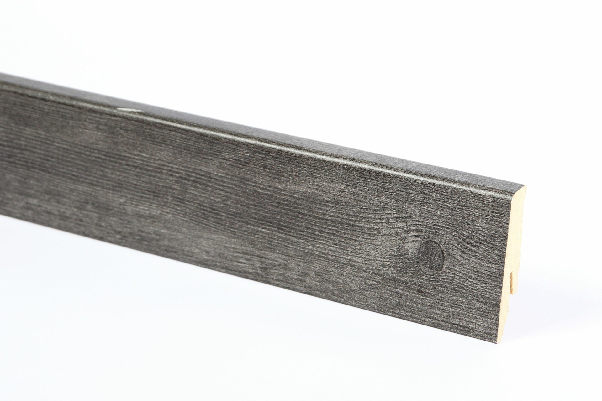 Tume puidust põrandaliist kaasaegses stiilis lähedalt.