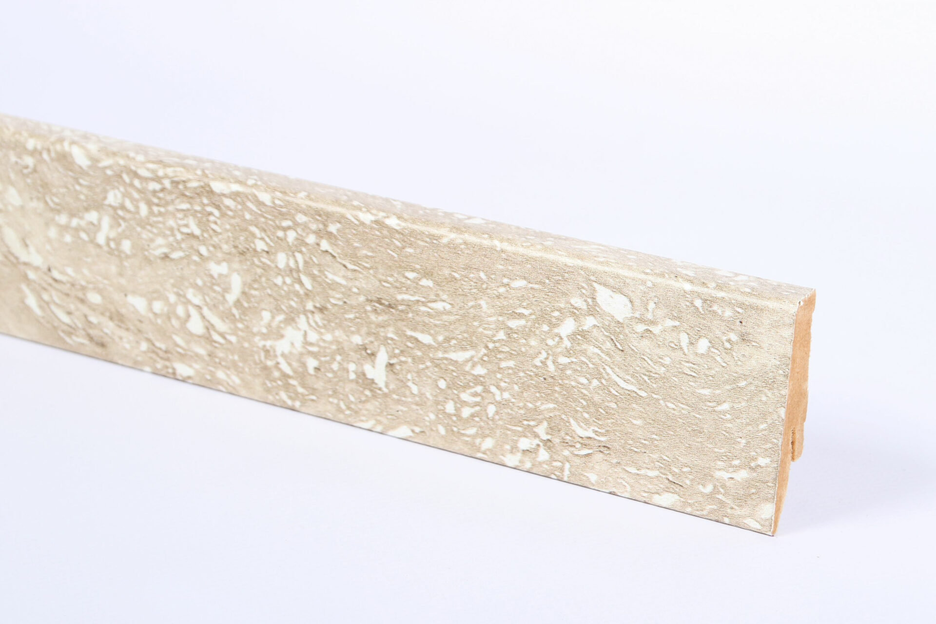 Dekoratiivne põrandaliist ruumide sisekujunduseks