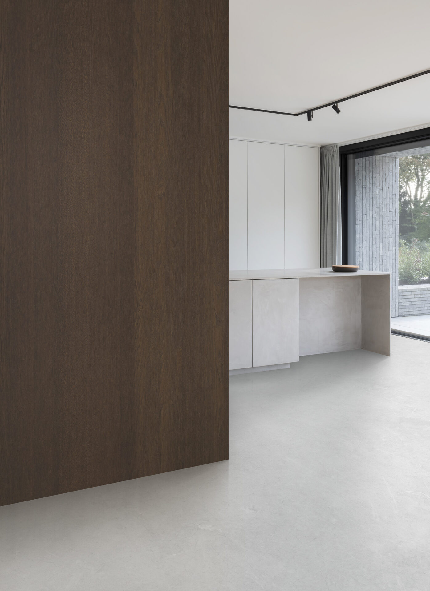 Moodne minimalistlik interjöör koos köögiga.