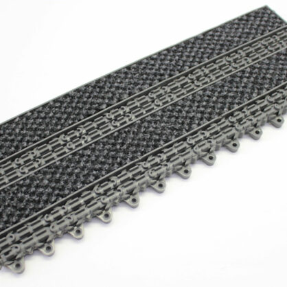 Mustast materjalist ehitusplaadid valgel taustal.