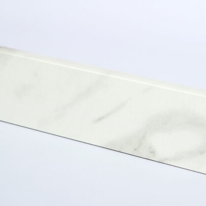 Valge marmori välimusega põrandaliistu lähivaade