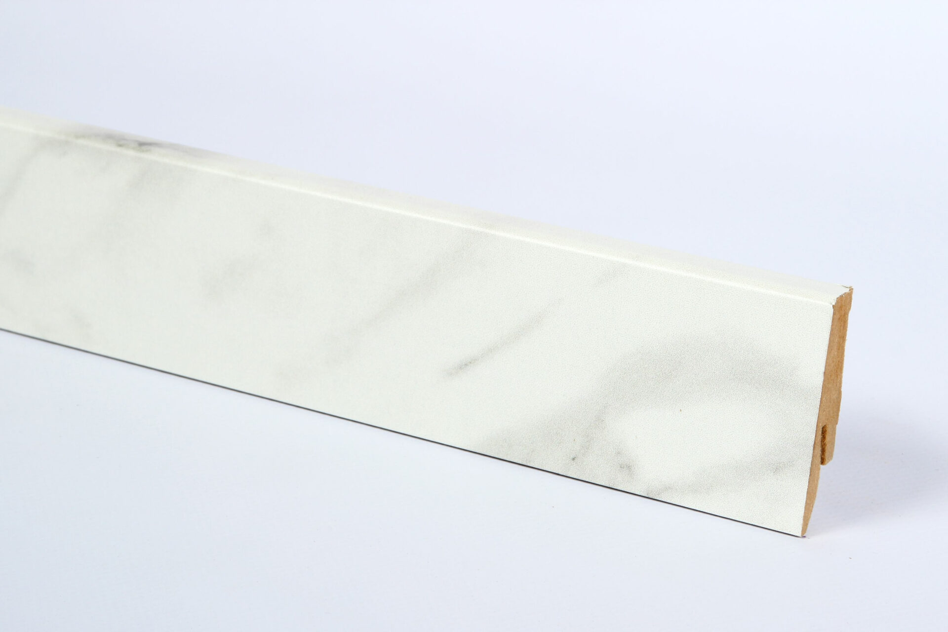 Valge marmori välimusega põrandaliistu lähivaade