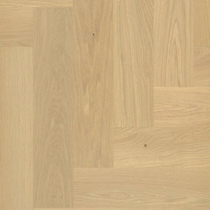 Hele tammepuidust põrandaplaadid naturaalsete mustritega.